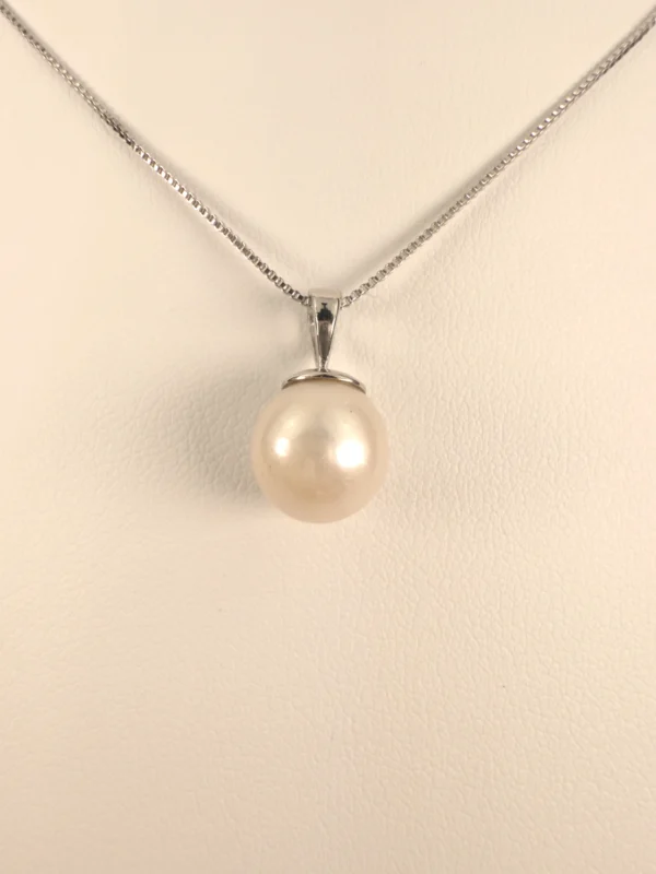 Pearl Pendant in Sterling Silver Chain